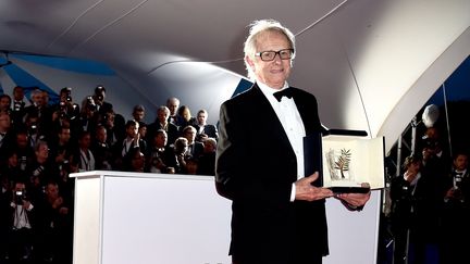 Le réalisateur Ken Loach pose avec la Palme d'or reçue pour son film "Moi, Daniel Blake", le 22 mai 2016, devant le palais des Festivals, à Cannes (Alpes-Maritimes). (PASCAL LE SEGRETAIN / GETTY IMAGES EUROPE)