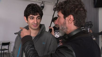 Le réalisateur Karim Bensalah et le comédien&nbsp;Hamza Meziani sur le tournage de "Lumière Noire" à Roubaix, Nord. (CAPTURE D'ÉCRAN FRANCE 3 / A. FRANÇOIS-PONCET)