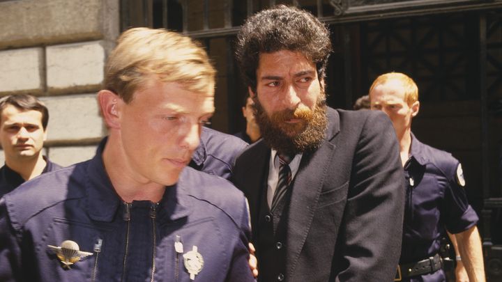 Georges Ibrahim Abdallah à la sortie du tribunal lors de son procès à Lyon en 1986. (ARMEL BRUCELLE / SYGMA via Getty Images)