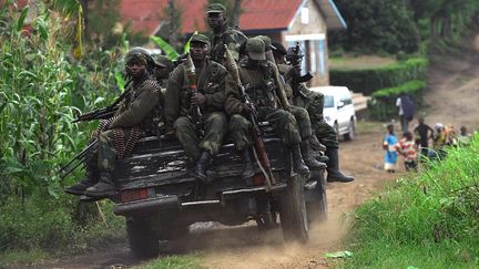 Des soldats de l'arm&eacute;e r&eacute;guli&egrave;re congolaise, &agrave; Minova, &agrave; 70 km au sud de la ville de Goma, le 25 novembre 2012.&nbsp; (TONY KARUMBA / AFP)