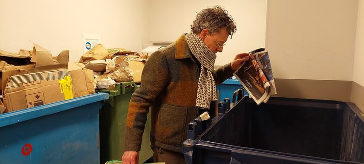 Un Suèdois en train de trier ses déchets dans des bacs dédiés, le 10 mai 2022. (BENJAMIN ILLY / RADIO FRANCE)