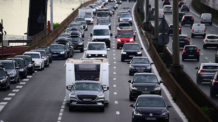 Des voitures à l'arrêt dans un embouteillage le 29 juillet 2023, près de Lyon. (EMMANUEL DUNAND / AFP)