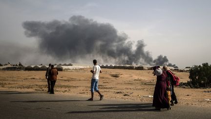 Des civils fuient la zone de Rafah, dans le sud de la bande de Gaza, bombardée par l'armée israélienne le 28 may 2024. (ALI JADALLAH / ANADOLU / AFP)