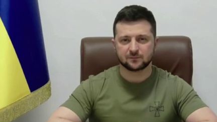 Volodymyr Zelensky a qualifié de&nbsp;“sponsors de la Russie”&nbsp;les entreprises françaises restées en Russie, mercredi 23 mars. Les phrases choc et les discours du président ukrainiens cherchent à émouvoir les opinions publiques du monde entier. (franceinfo)