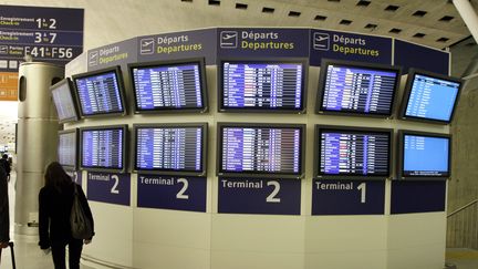 Un tableau d'affichage &agrave; l'a&eacute;roport Roissy-Charles de Gaulle, le 28 octobre 2011. (AUBOIROUX / LE PARISIEN / MAXPPP)