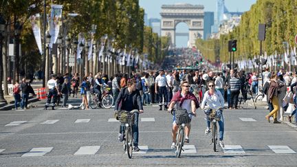 Des cyclistes avenue des Champs-Elysées, à Paris, dans le cadre de la journée sans voiture, le 27 septembre 2015.&nbsp; (AURELIEN MEUNIER / GETTY IMAGES EUROPE)