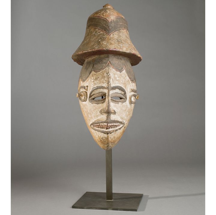 Masque portant un casque colonial, Igbo
 (Alain Weill / Photographie : Alberto Ricci)