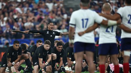 Le demi de mêlée Aaron Smith mène le haka des Néo-Zélandais, pour la première fois de l'histoire armé d'une pagaie cérémonielle maori, lors du match d'ouverture de la Coupe du monde contre la France. (ANNE-CHRISTINE POUJOULAT / AFP)