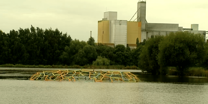 L'oeuvre de Wernher Bouwens se déplace au fil de l'eau.
 (capture d&#039;écran France 3 / Culturebox)