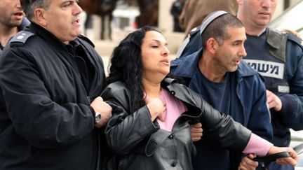 Manifestante palestinienne arrêté par la police israélienne à Jérusalem-Est (occupé par Israël) le 16/01/2009 (© AFP/PATRICK BAZ)