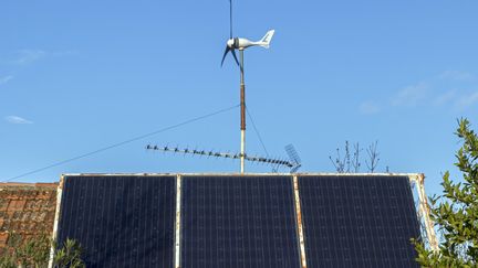 Des panneaux solaires sont installés sur toutes les maisons du village.&nbsp; (JEAN-MARC LALLEMAND / MAXPPP)