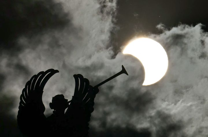 L'éclipse solaire, le 2 octobre 2024, depuis Buenos Aires, en Argentine. (LUIS ROBAYO / AFP)