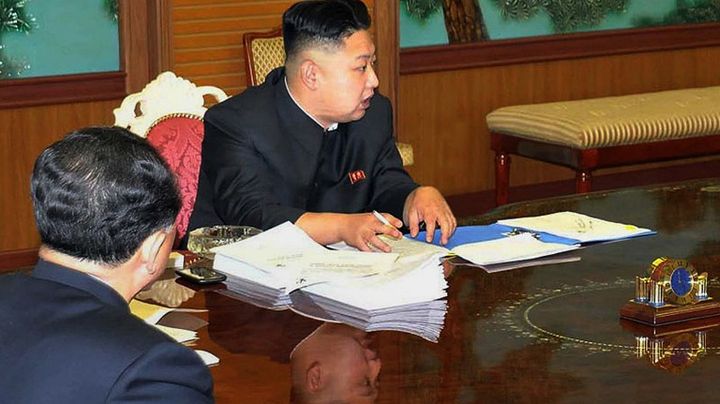 Kim Jong-un et son t&eacute;l&eacute;phone portable, le 27 janvier 2013. (KNS / KCNA)