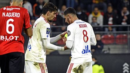 Houssem Aouar et Lucas Paqueta se disputent le ballon lors de Rennes-Lyon, le dimanche 7 novembre 2021. (STEPHANE GUIOCHON / MAXPPP)