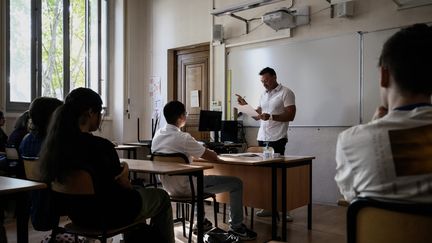 Un enseignant fait cours à une classe d'un lycée de Lyon en septembre 2022. (JEFF PACHOUD / AFP)