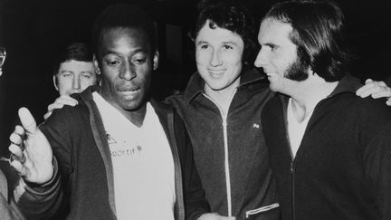 Le footballeur brésilien Pelé, l'animateur français Michel Drucker et le pilote automobile brésilien Emerson Fittipaldi, en 1974 en Belgique. (AFP - / BELGA)