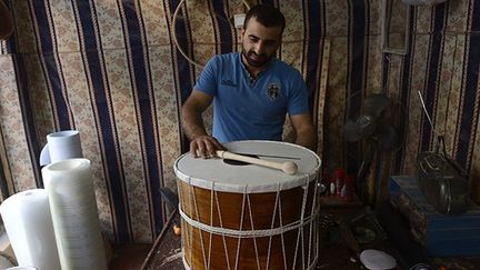 Les joueurs utilisent généralement deux types de baguettes.

Le tokmak, la plus grosse, surmontée d’une tête emballée dans un chiffon. Elle marque les temps forts avec la main droite et joue le rôle de grosse caisse.

Le pracka, la plus fine, permet au batteur de frapper plus rapidement pour un son plus aigu. (AFP / Evrim Aydin / Anadolu Agency)