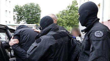 &nbsp; (Intervention de policiers du Raid en mai contre des djihadistes présumés dans la banlieue de Strasbourg © REUTERS | Vincent Kessler)