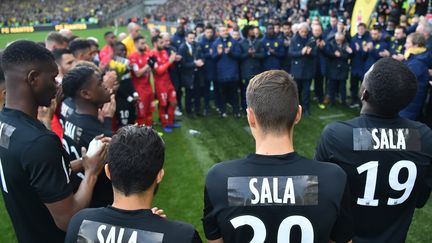 Les joueurs et le staff du FC Nantes rendent hommage à Emiliano Sala, le 10 février 2019. (LOIC VENANCE / AFP)