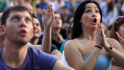 L'enthousiasme d'une supportrice lors du match Espagne-Italie de l'Euro 2012 &agrave; Kiev (Ukraine), le 10 juin 2012. (ANATOLII STEPANOV / REUTERS)