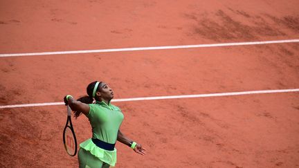 Serena Williams à l'oeuvre sur le Court Philippe-Chatrier lors de sa victoire contre Mihaela Buzarnescu au 2e tour de Roland-Garros mercredi 2 juin. (MARTIN BUREAU / AFP)