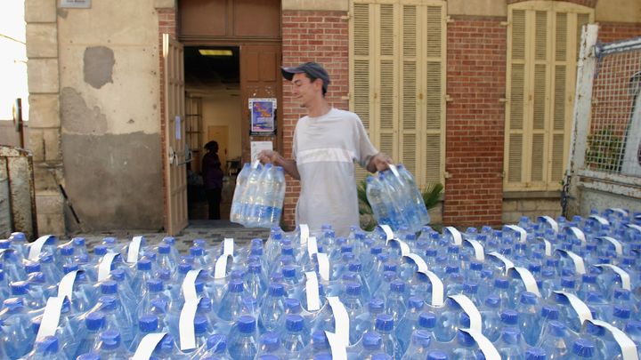 Les personnes &acirc;g&eacute;es doivent veiller &agrave; boire 1,5 litre d'eau tous les jours de l'ann&eacute;e. (PASCAL PARROT / GETTY IMAGES EUROPE)