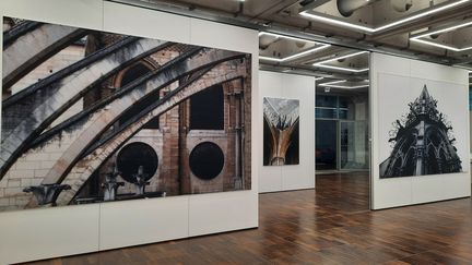 Notre Dame, Versailles, La cité des 4000, une exposition à voir à Paris à la Grande Arche de la Défense jusqu’au 30 juin. (ANNE CHEPEAU / RADIOFRANCE)