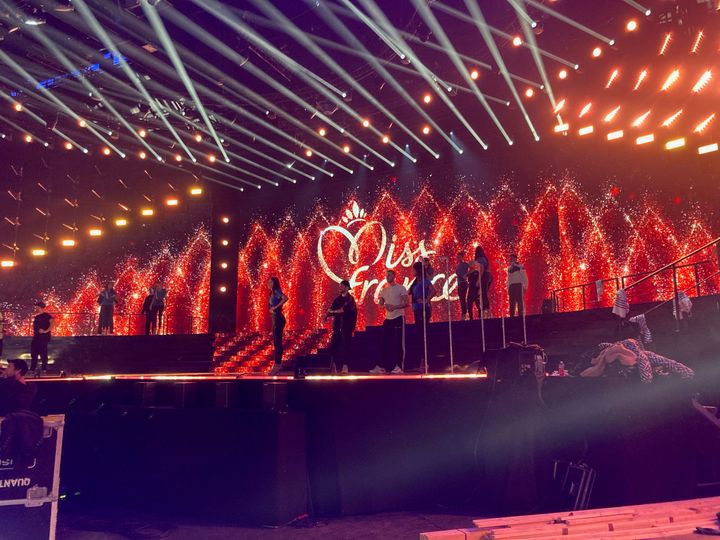 Les répétitions du concours Miss France 2022 au Zénith de Caen, le 9 décembre 2021. (VICTORIA KOUSSA / RADIO FRANCE)