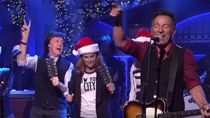 Bruce Springsteen et Paul McCartney (à gauche) à SNL le 19 décembre 2015.
 (NBC)