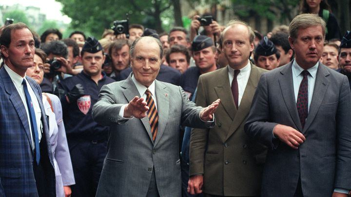 Le président François Mitterrand arrive place de la Bastille pour participer à une manifestation contre le racisme et l'antisémitisme, le 14 mai 1990, à Paris. (PATRICK HERTZOG / AFP)