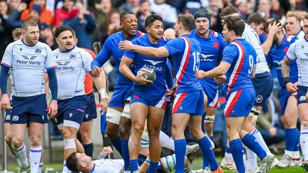 Le Français Yoram Moefana est félicité par ses coéquipiers après son essai, le 26 février 2022, à Murrayfield, lors du match Ecosse-France. (MALCOLM MACKENZIE / PROSPORTSIMAGES / AFP)