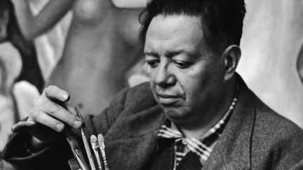 Le peintre mexicain Diego Rivera au travail, sélectionnant un pinceau, en 1948.
 (Graphic House / Getty Images)