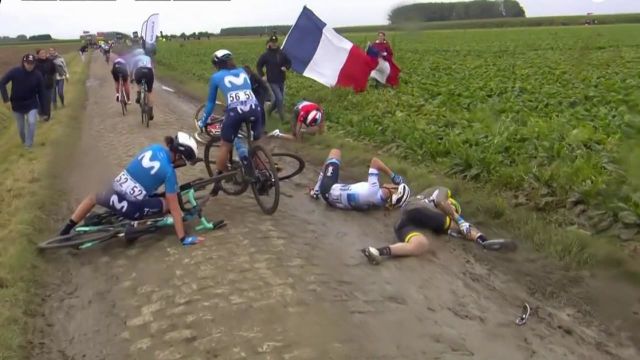 À 17 kilomètres de l'arrivée, une chute massive survient dans le groupe de contre-attaque ! Plusieurs coureuses se retrouvent au sol dans le groupe de contre alors qu'Elizabeth Deignan est toujours seule devant !