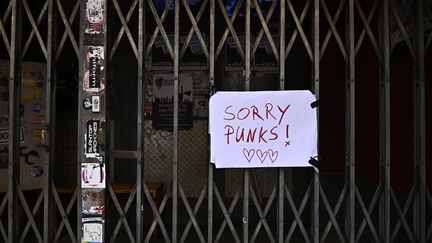 Le club "SO36" à Berlin (Allemagne) fermé avec une inscription "désolé les punks", à cause du coronavirus, le 15 mars 2020. (TOBIAS SCHWARZ / AFP)