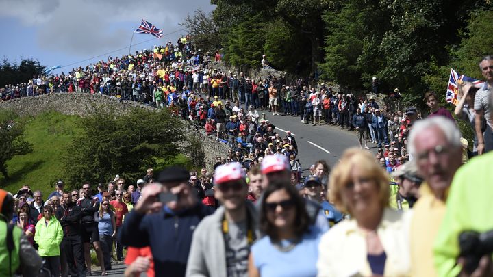 Les supporters anglais attendent le passage du Tour de France lors de l'&eacute;tape entre Leeds et Harrogate, le 5 juillet 2014.&nbsp; (ERIC FEFERBERG / AFP)