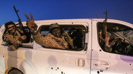 Depuis la mort de Kadhafi, d'énormes stocks d'armes sont tombés aux mains des différentes milices. Ici, des Libyens brandissent des mitrailleuses pour le sixième anniversaire de la révolution libyenne, à Benghazi, le 17 février 2017. (ABDULLAH DOMA / AFP)