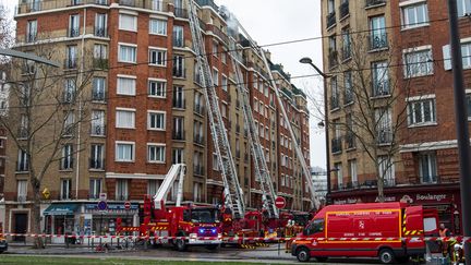 Des pompiers interviennent lors d'un incendie à la porte d'Orléans, à Paris, le 31 janvier 2019. (RICCARDO MILANI / HANS LUCAS / AFP)