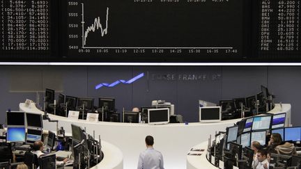 Des traders &agrave; la bourse de Francfort (Allemagne), le 23 novembre 2011. (SONYA SCHOENBERGER / REUTERS)