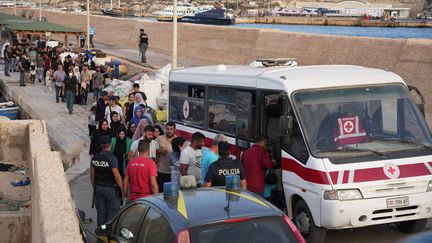 Des migrants pris en charge par la Croix-Rouge sur l'île italienne de Lampédusa, le 18 septembre. (ZAKARIA ABDELKAFI / AFP)