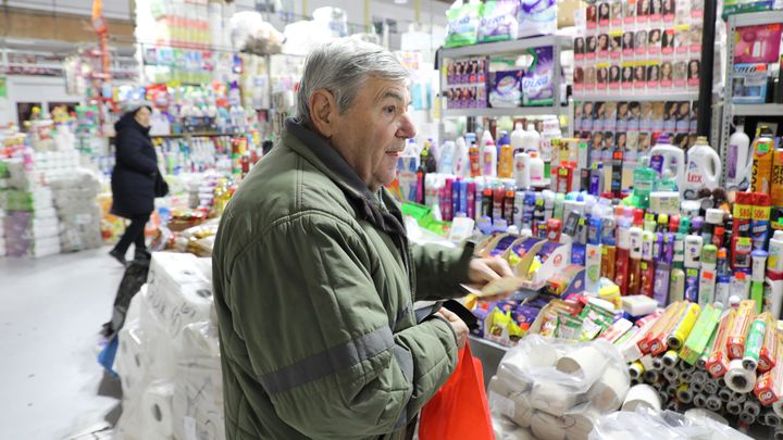 Popescu fait ses courses au marché couvert du quartier d'Obor, le 29 novembre 2024, à Bucarest. (CLEMENT PARROT / FRANCEINFO)