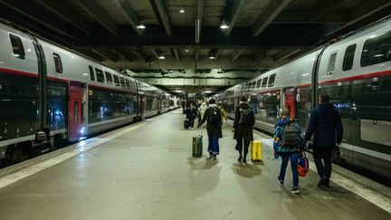 Des voyageurs à la gare Montparnasse, le 26 décembre 2019 à Paris.&nbsp; (MATHIEU MENARD / HANS LUCAS / AFP)