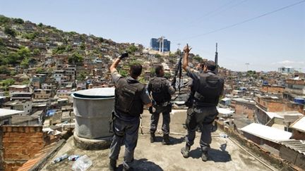 Des membres de la force de police spéciale sur le toit d'un bunker pendant l'offensive contre les narcotrafiquants (AFP - Antonio SCORZA)