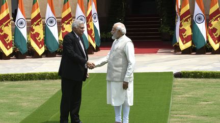 Le président sri-lankais, Ranil Wickremesinghe (à gauche), et le Premier ministre indien, Narendra Modi, le 21 juillet 2023, à New Delhi, en Inde. (IMTIYAZ KHAN / ANADOLU AGENCY / AFP)