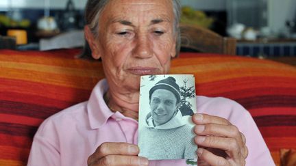 B&eacute;n&eacute;dicte Lebreton pr&eacute;sente, le 9 juillet 2009 &agrave; Talence (Gironde), une photo de son fr&egrave;re Chistophe Lebreton, le plus jeune moine assassin&eacute; &agrave; Tib&eacute;hirine en Alg&eacute;rie en 1996. (PIERRE ANDRIEU / AFP)