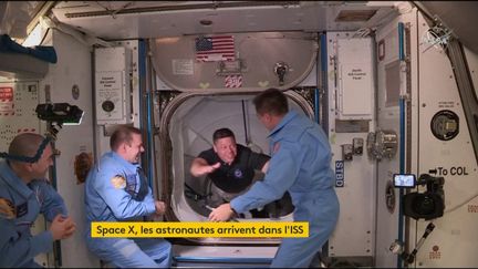 L'entrée des deux astronautes dans l'ISS