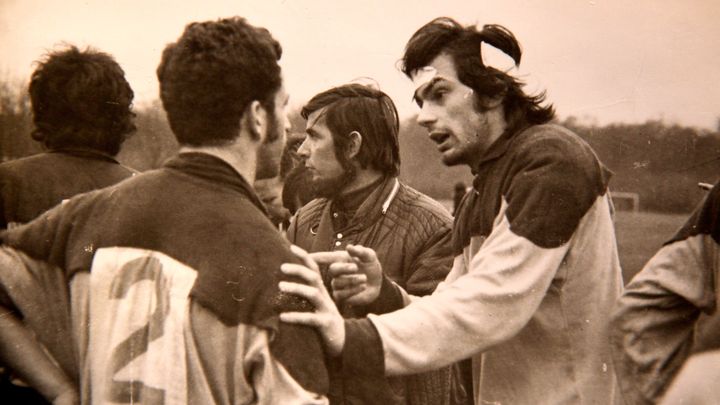 François Chérèque était un passionné de rugby, sport qu'il a pratiqué quand il était jeune à Sarcelles, comme le montre cette photo prise dans les années 1970. (ERIC DESSONS / JDD / SIPA)