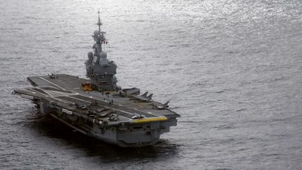 Le porte-avions nucl&eacute;aire Charles-de-Gaulle en mer M&eacute;diterran&eacute;e, le 25 ao&ucirc;t 2009. (JOEL SAGET / AFP)