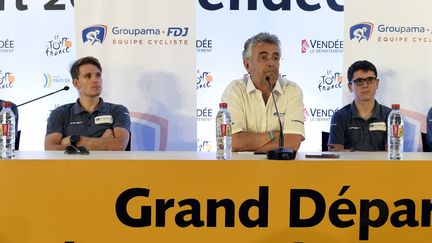 David Gaudu (à droite) et Arnaud Démare (à gauche), autour de leur manageur Marc Madiot, au départ du Tour de France 2018. (MAXPPP)