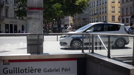 Les forces de l'ordre sont mobilisées pour sécuriser le&nbsp;quartier de la Guillotière dans le 7e arrondissement de Lyon, le 21 juillet 2022. (NORBERT GRISAY / HANS LUCAS / AFP)