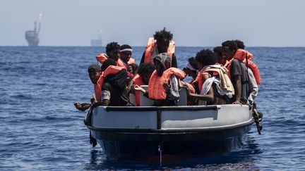 Des réfugiés sont secourus au large de la Libye, le 20 août 2023 en mer Méditerranée. (VALERIA FERRARO / ANADOLU AGENCY / AFP)